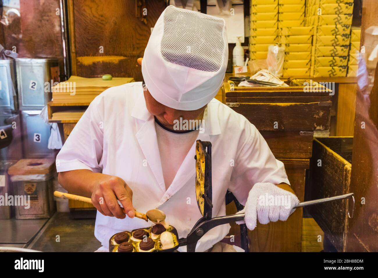 Le Japon, Honshu, Tokyo, Asakusa, la Rue Commerçante Nakamise, Gâteau traditionnel de décisions Banque D'Images