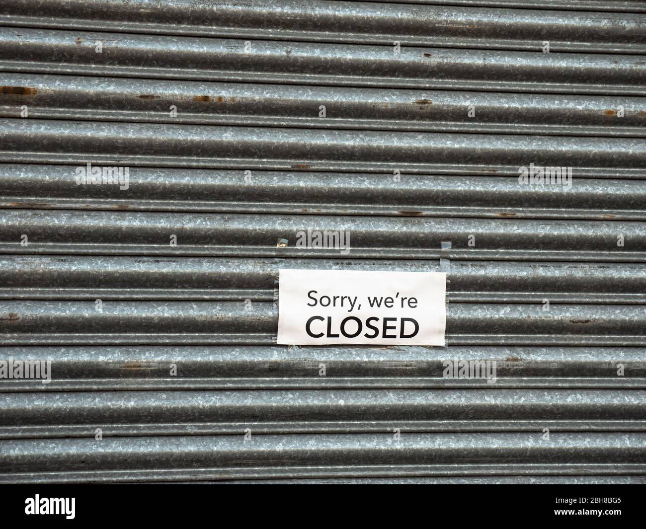 KIRKBY À ASHFIELD, ANGLETERRE - AVRIL 24 : panneau « nous sommes fermés » sur les volets métalliques d'un magasin, pendant la pandémie de coronavirus, au Royaume-Uni. La Cité, je Banque D'Images