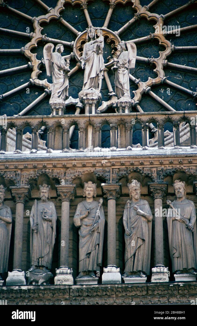 Statues au portail d'entrée, octobre 1983, Paris, France Banque D'Images