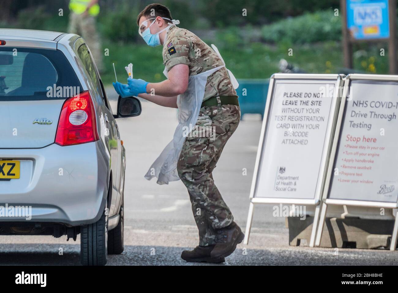 Londres, Royaume-Uni. 24 avril 2020. Les soldats prennent des écouvillons - le premier jour où le gouvernement de teh a ouvert des tests à tous les travailleurs clés avec des symptômes, une voiture de Coronavirus dans le centre d'essais à Chessington World of Adventures est assez calme à l'heure du déjeuner. Le « verrouillage » se poursuit à Londres en raison de l'épidémie de Coronavirus (Covid 19). Crédit: Guy Bell/Alay Live News Banque D'Images