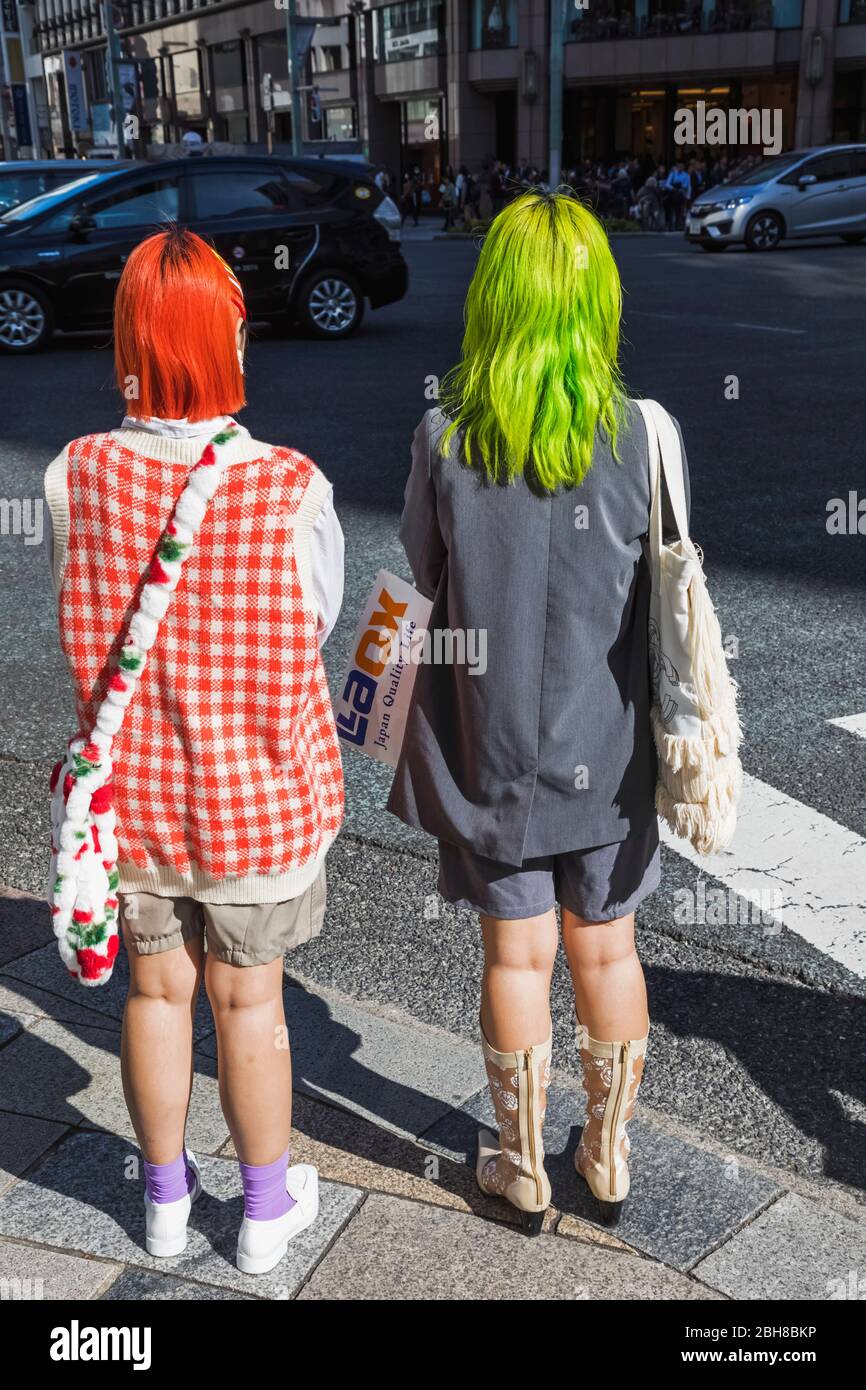 Japon, Honshu, Tokyo, Yurakucho, Ginza, Shoppers femmes avec des cheveux colorés Banque D'Images