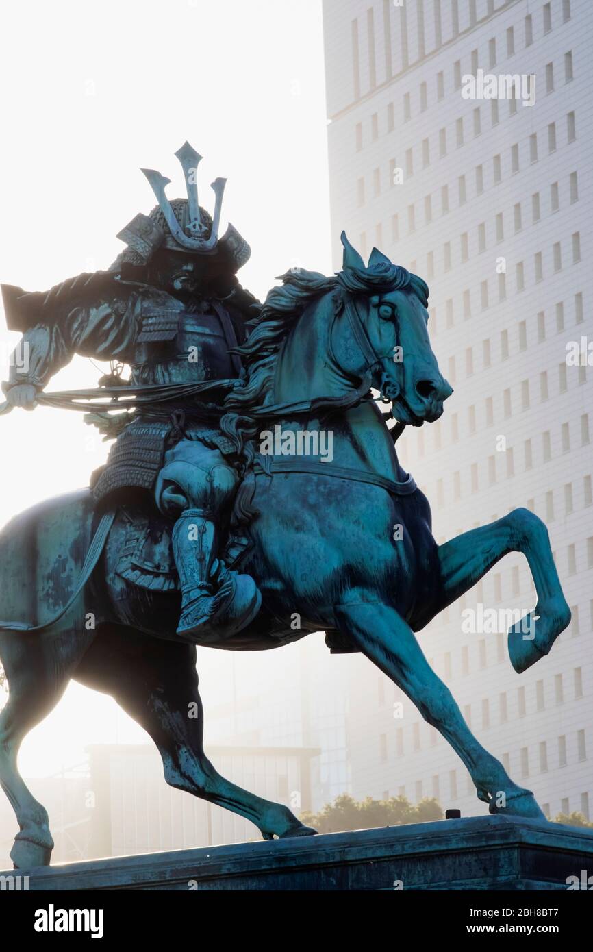Le Japon, Honshu, Tokyo, Palais Impérial, Hibiya jardin extérieur, la statue du 14e siècle Samurai Warrior Kusunoki Masasshige à cheval Banque D'Images