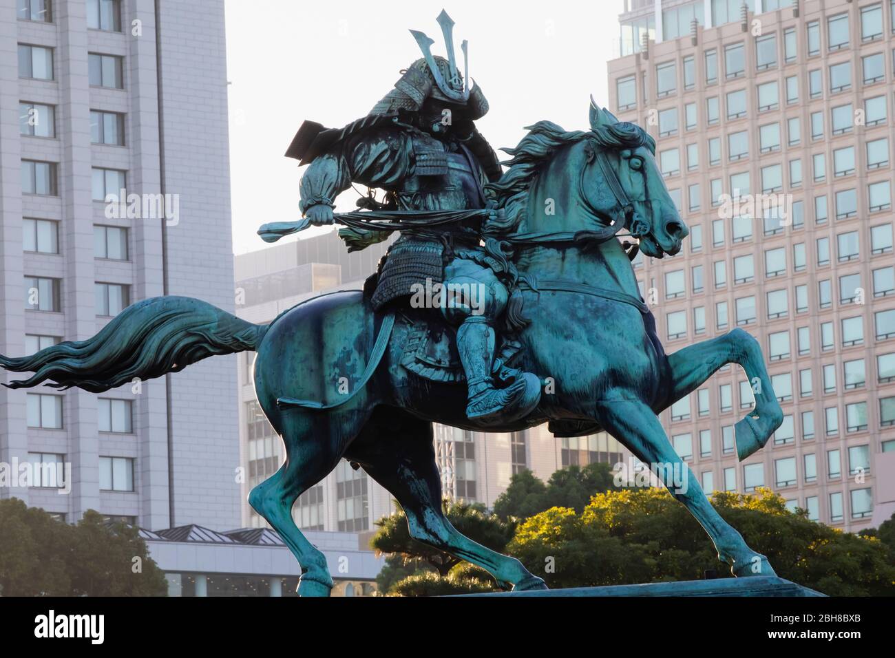 Le Japon, Honshu, Tokyo, Palais Impérial, Hibiya jardin extérieur, la statue du 14e siècle Samurai Warrior Kusunoki Masasshige à cheval Banque D'Images