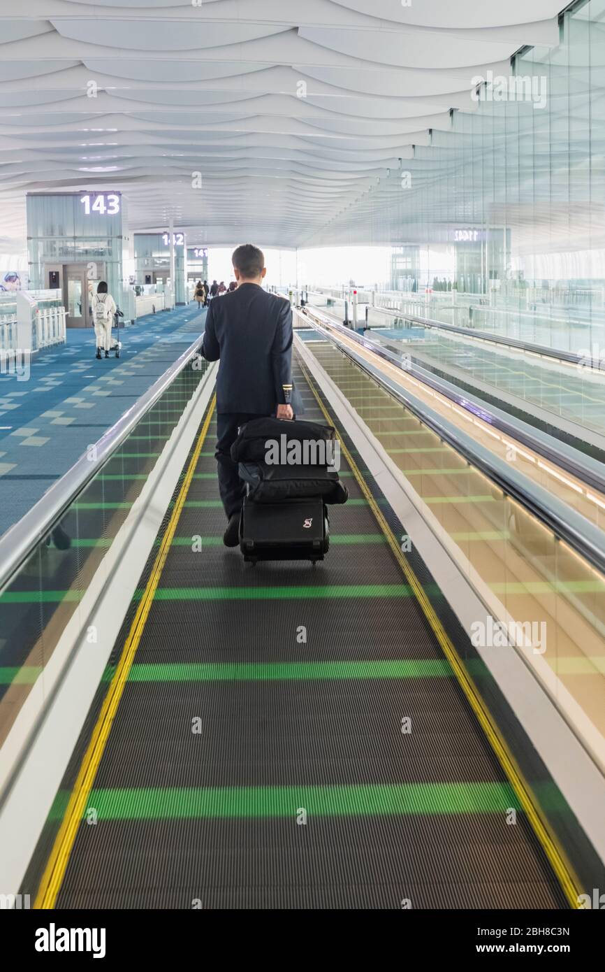 Le Japon, Honshu, Tokyo, l'aéroport de Haneda, Terminal International, porte de départ Déménagement Escalator Banque D'Images