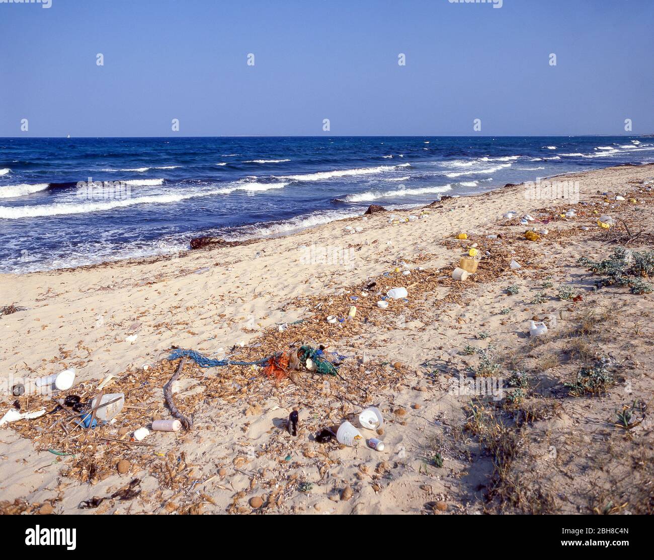 Pollution plastique sur la plage, Costa del sol, Andalousie, Espagne Banque D'Images