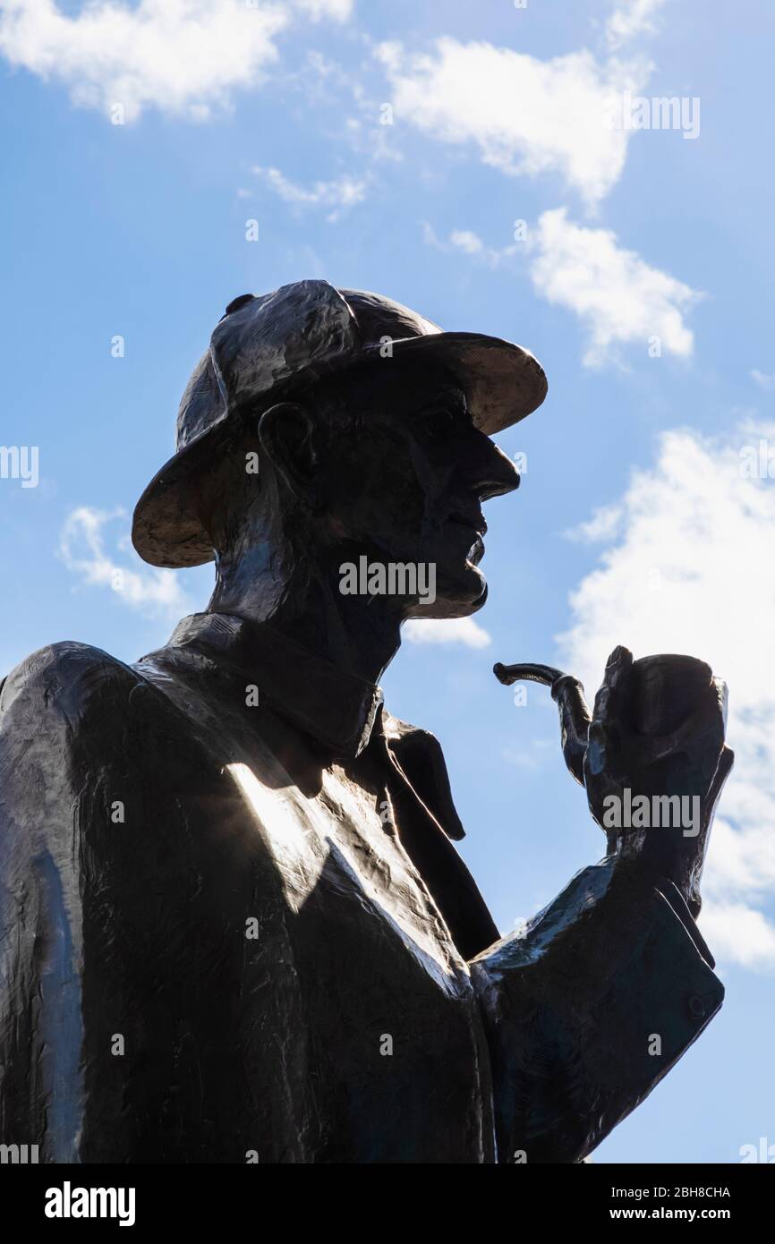 L'Angleterre, Londres, Marylebone Road, Statue de Sherlock Holmes par le sculpteur John Doubleday en dehors de la station de métro Baker Street Banque D'Images