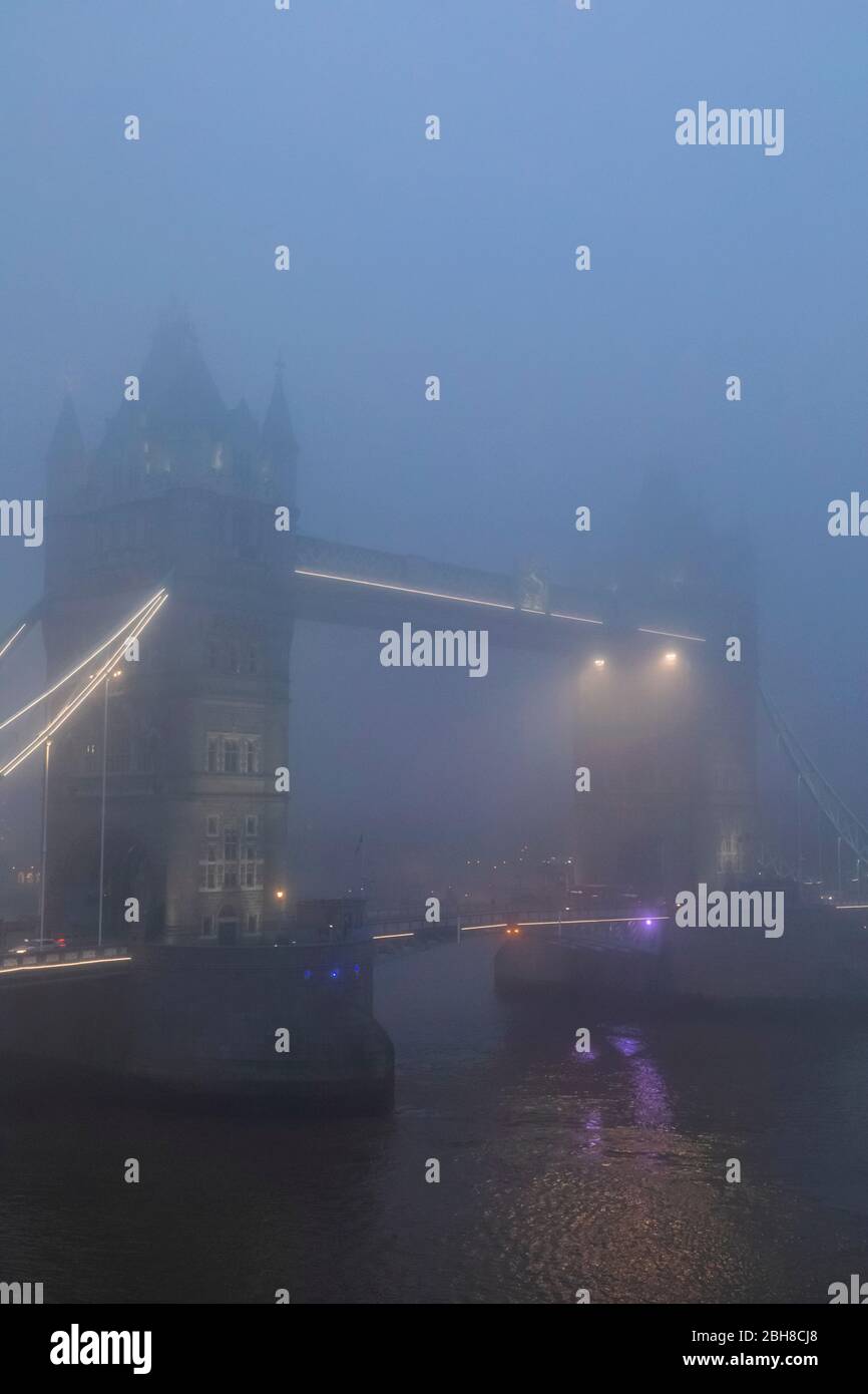 L'Angleterre, Londres, Tower Bridge dans le brouillard dans la nuit Banque D'Images