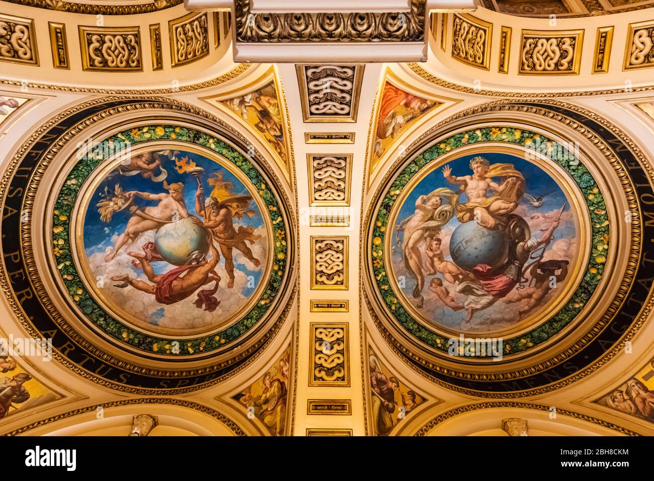 L'Angleterre, Londres, Knightsbridge, Victoria and Albert Museum, l'escalier en céramique, décorations de plafond par Frank Moody Banque D'Images