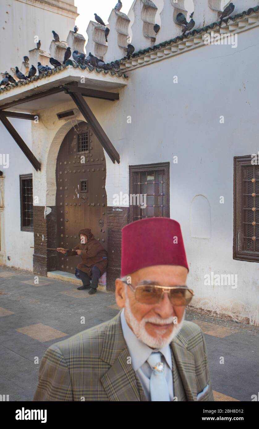 Algérie, Alger, Alger Kasbah, scène de rue, homme avec chapeau traditionnel Banque D'Images