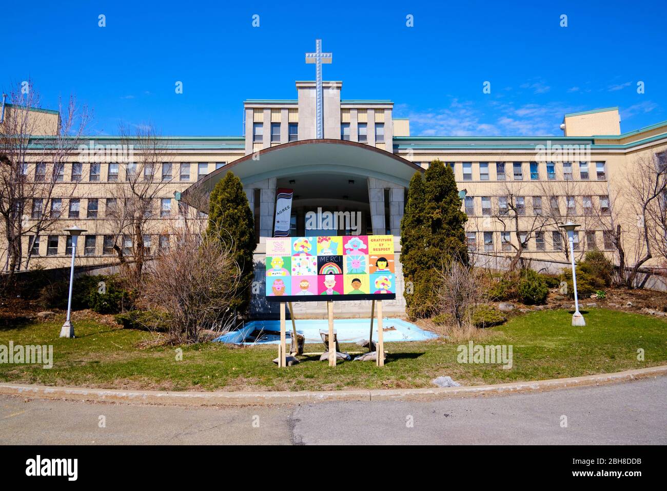 Montréal, Québec, Canada. 24 avril 2020. « Merci » et « pour nos héros », panneau devant la maison de soins de Benjamin-Victor-Rousselot. La pandémie continue d'affecter le pays, la crise est la plus désespérée dans les CHSLD (centres de santé à long terme au Québec) et les résidences pour personnes âgées de Montréal où plus d'un quart des décès du pays ont été enregistrés à ce jour, ce qui en fait l'épicentre de la pandémie canadienne de COVID. Crédit: Meanderingemu/Alay Live News Banque D'Images