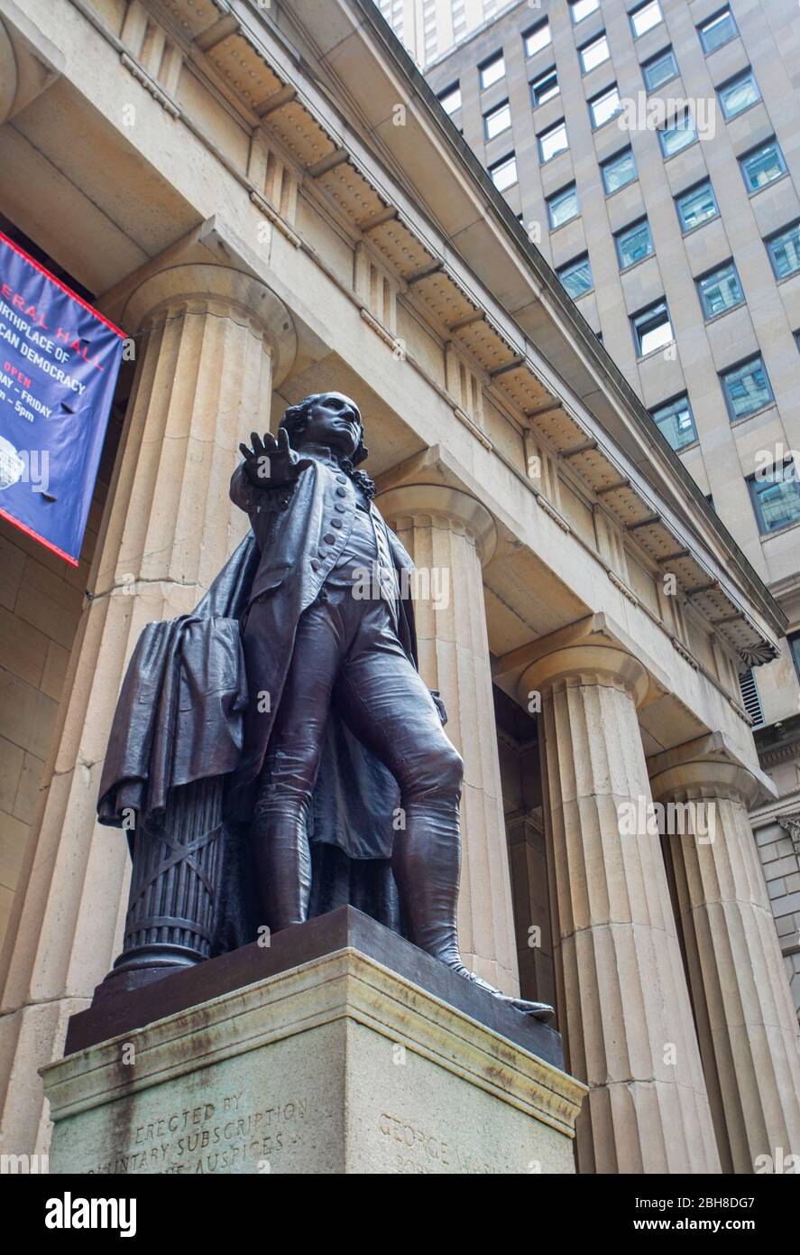 USA, New York City, Manhattan, Wall Street, Washington Monument et Stock Exchange Bldg. Banque D'Images