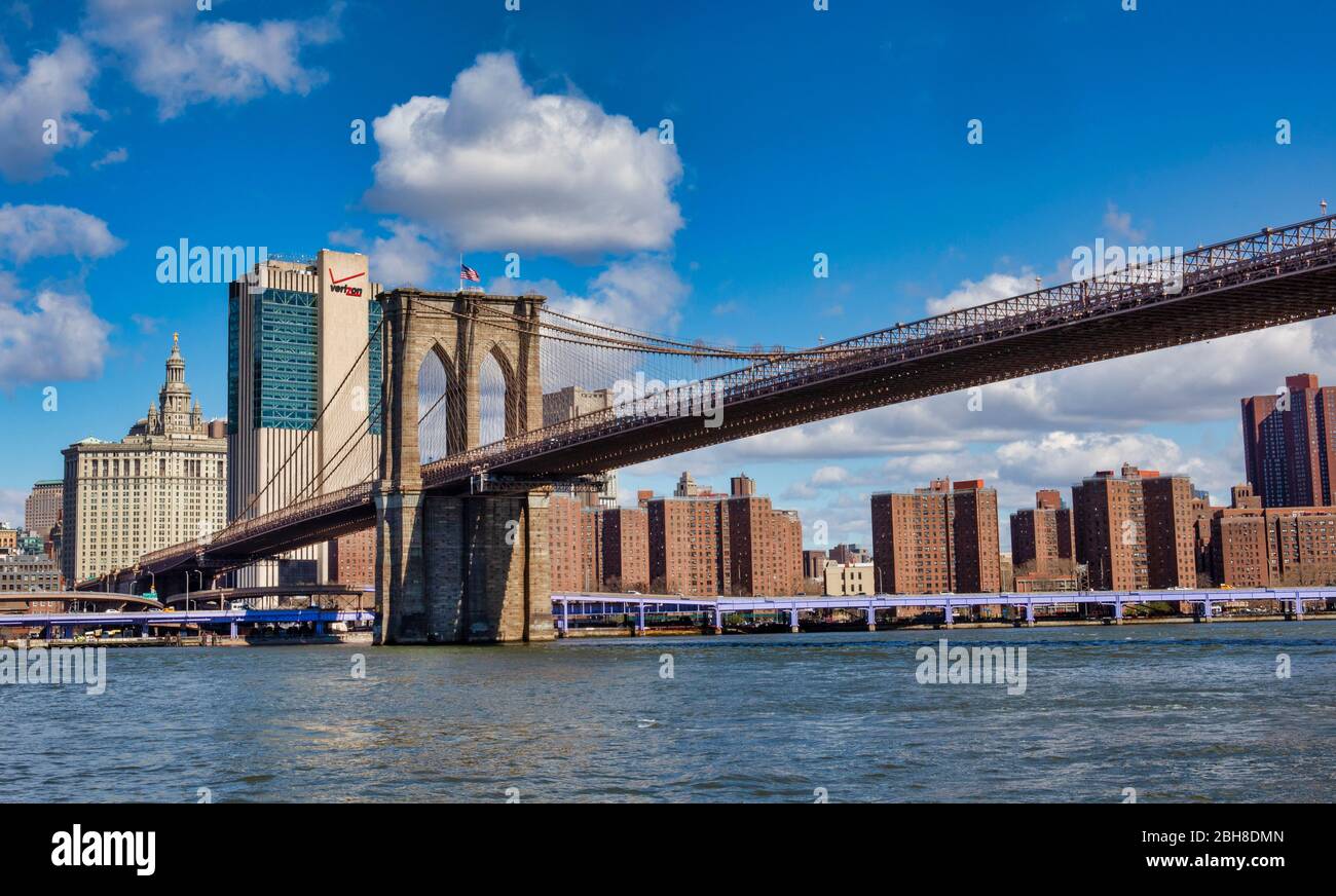 États-Unis, New York City, Manhattan, Downtown Skyline, East River, Brooklyn Bridge Banque D'Images