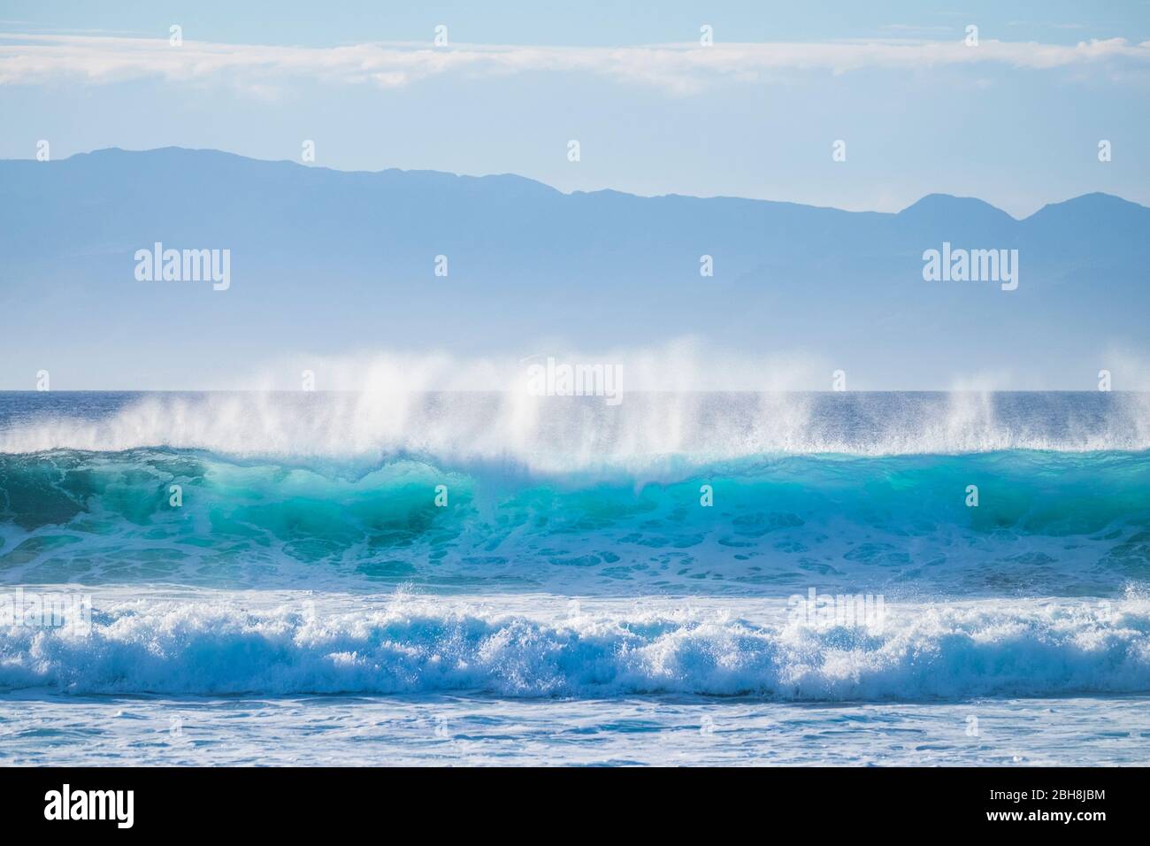 Magnifique spectacle naturel avec vagues de puissance qui se brisent sur la rive avec de l'énergie - parfait pour les activités de surf et les sports nautiques. Île tropicale sur le fond pour les vacances et les loisirs concept Banque D'Images