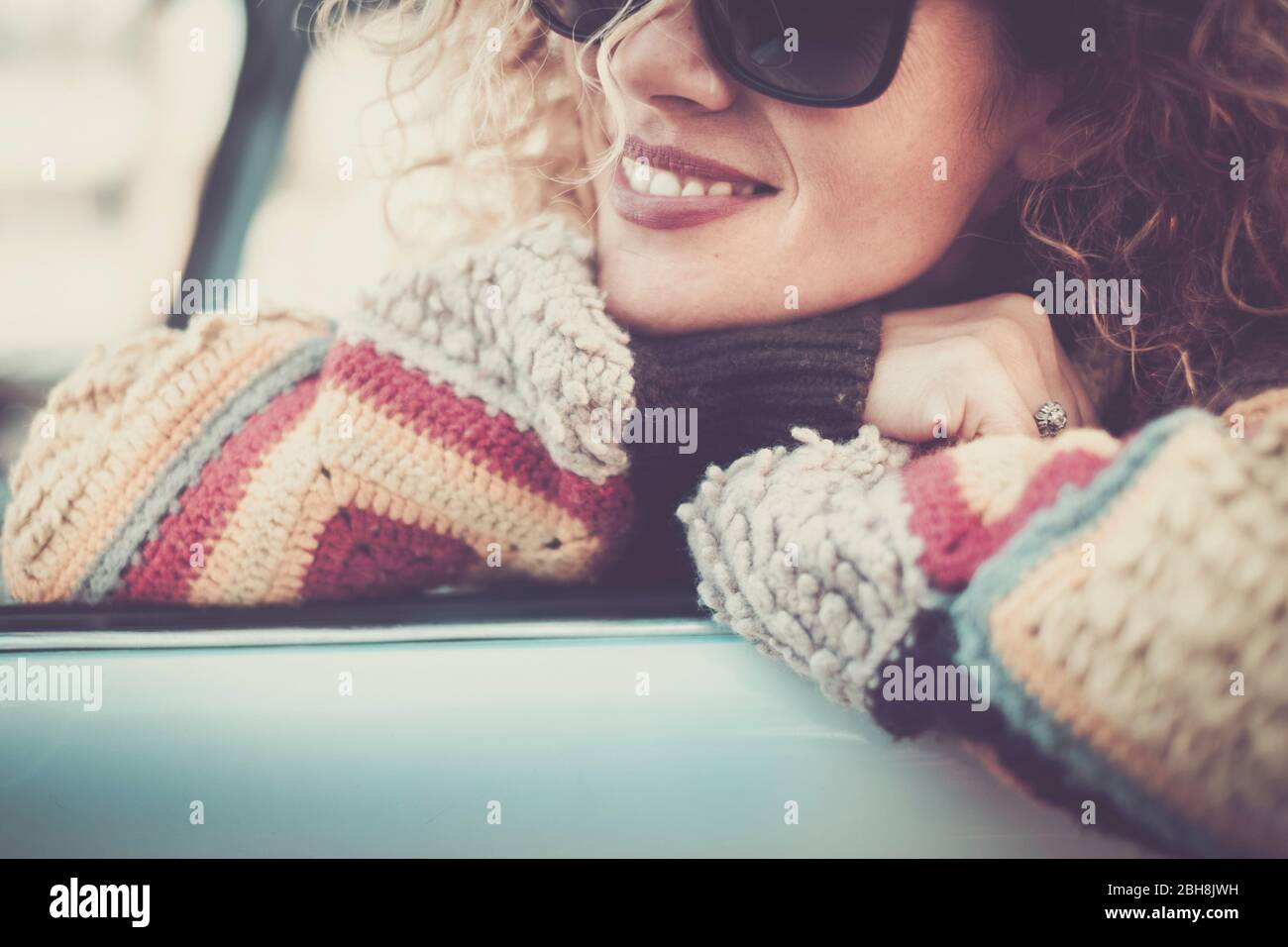 Une femme gaie en âge moyen portrait dans des couleurs vintage filtre - beauté et bonheur gros plan caucasien modèle souriant et appréciant l'extérieur tout en regarde sur son côté Banque D'Images