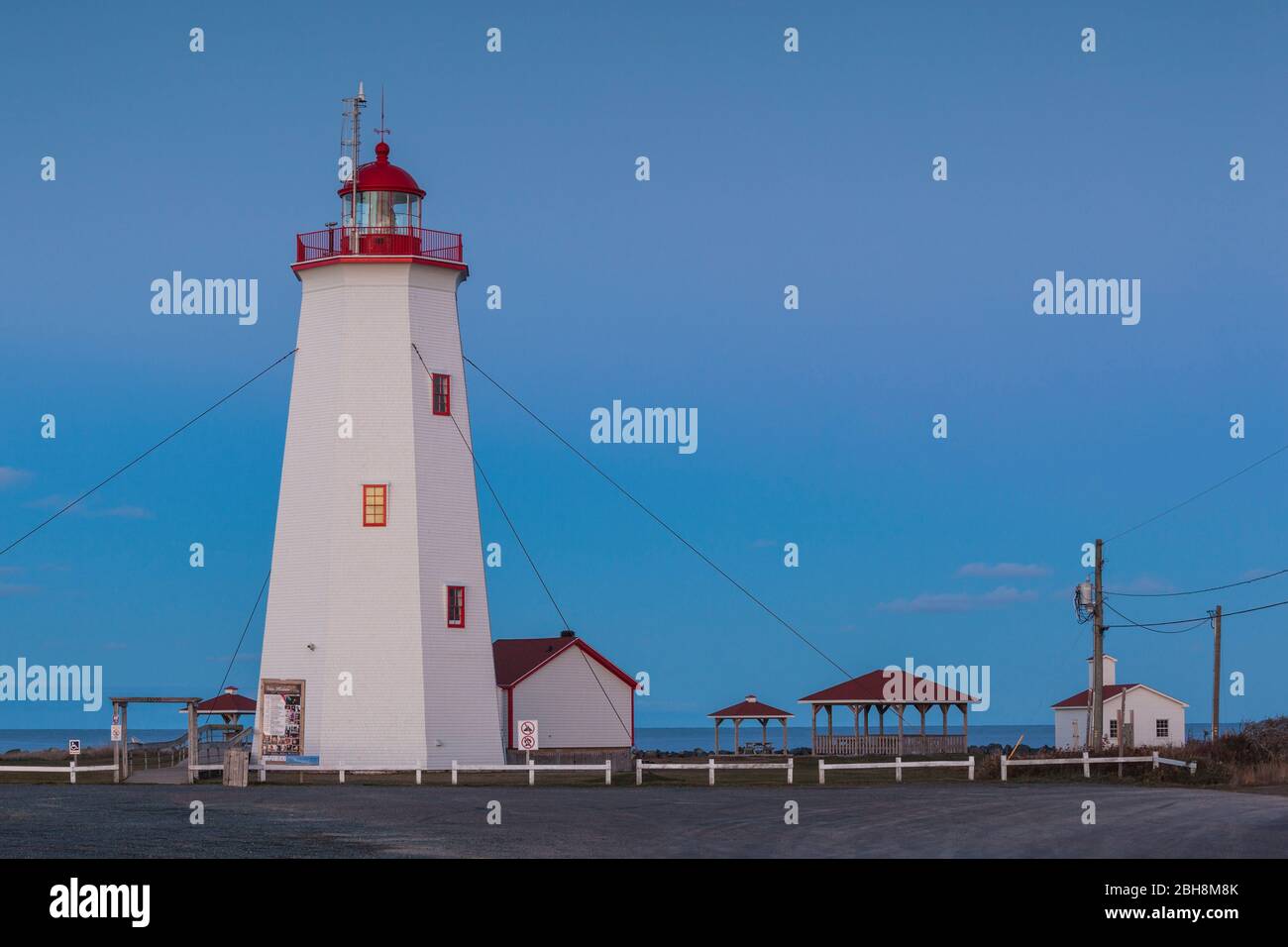 Canada, Nouveau-Brunswick, de la Péninsule acadienne, l'Île Miscou, phare de Miscou, dusk Banque D'Images Canada, Nouveau-Brunswick, de la Péninsule acadienne, l'Île Miscou, phare de Miscou, dusk Banque D'Images