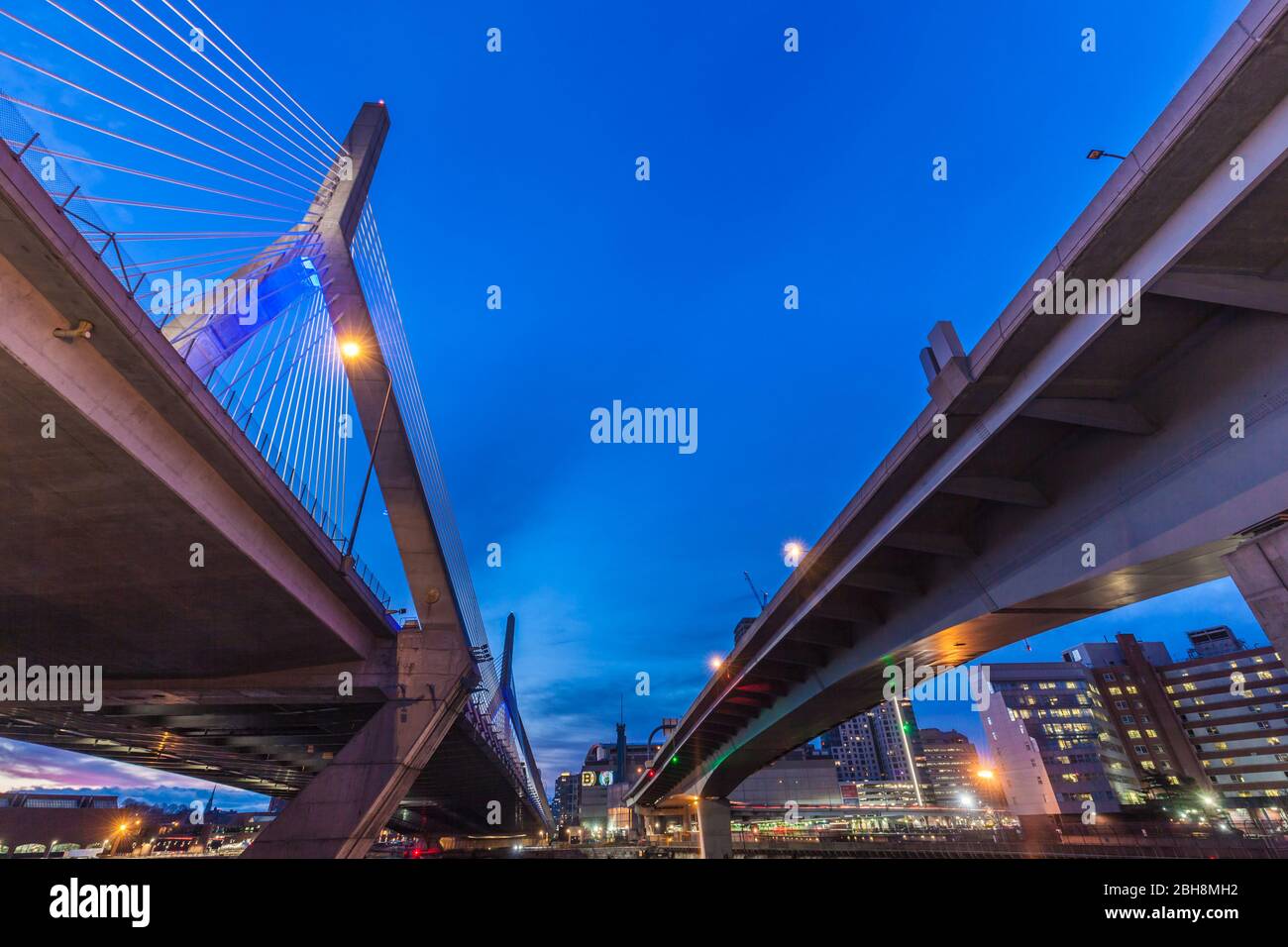 USA, New England, Massachusetts, Boston, Leonard P. Zakim Bridge, Dawn Banque D'Images