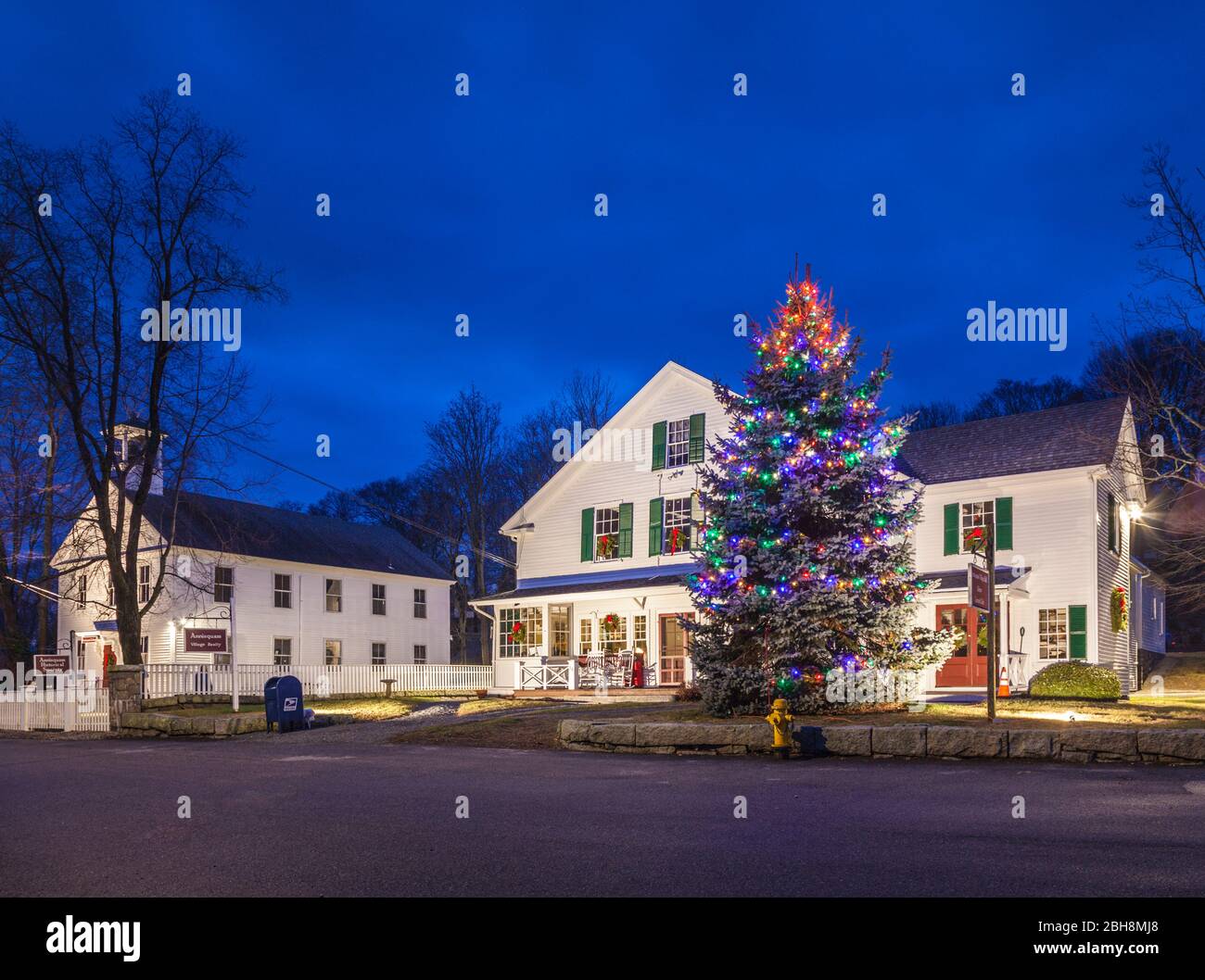 USA, New England, Massachusetts, Cape Ann, Gloucester, Annisquam Village Hall avec arbre de Noël, crépuscule Banque D'Images