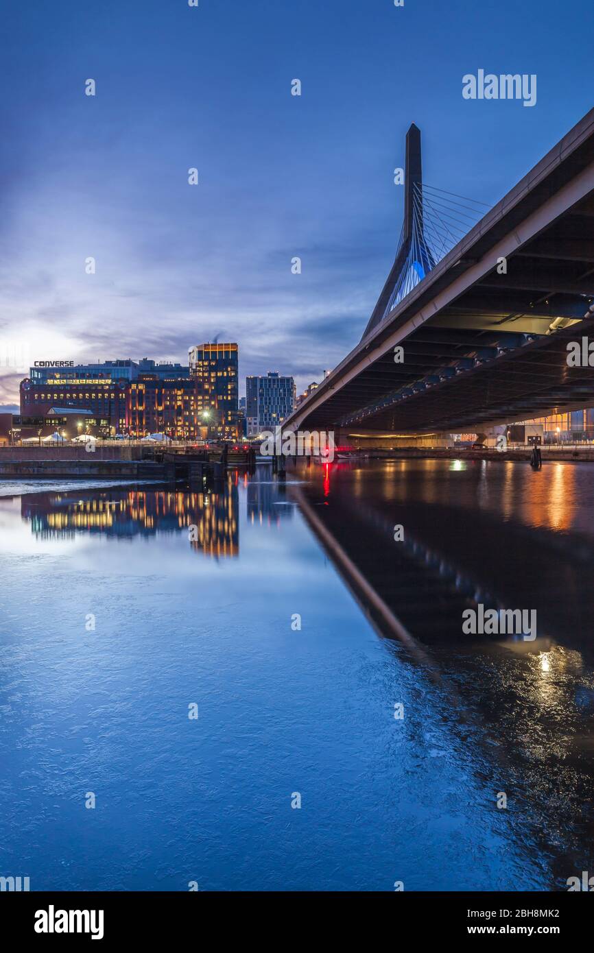 USA, New England, Massachusetts, Boston, Leonard P. Zakim Bridge, Dawn Banque D'Images