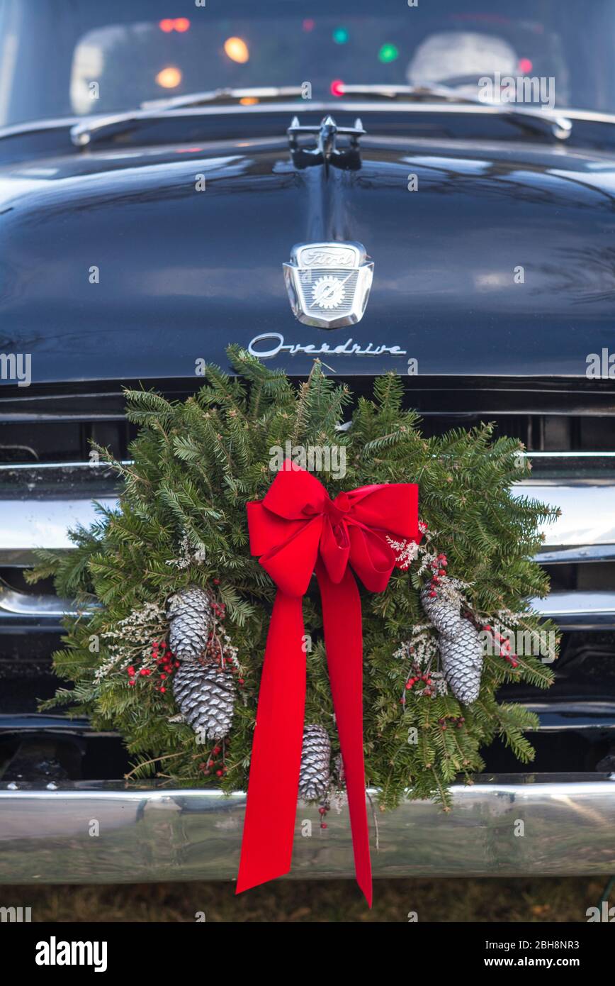 USA (Maine), Kennebunkport, antique camionnette avec couronne de Noël Banque D'Images