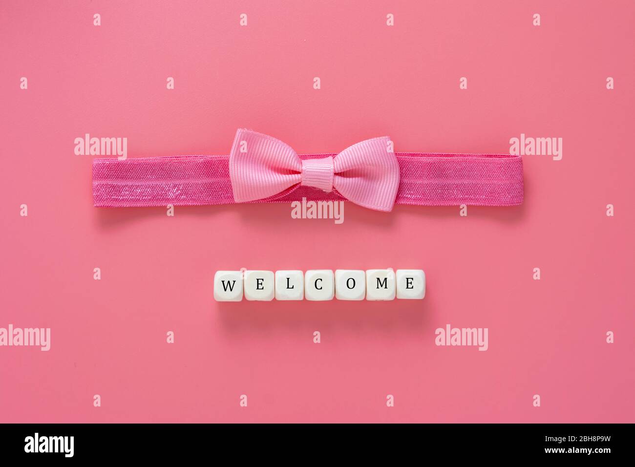 Bienvenue Pour Fille De Bebe Fond Rose Avec Bandeau Et Noeud Arriere Plan De Fille De Bebe Photo Stock Alamy