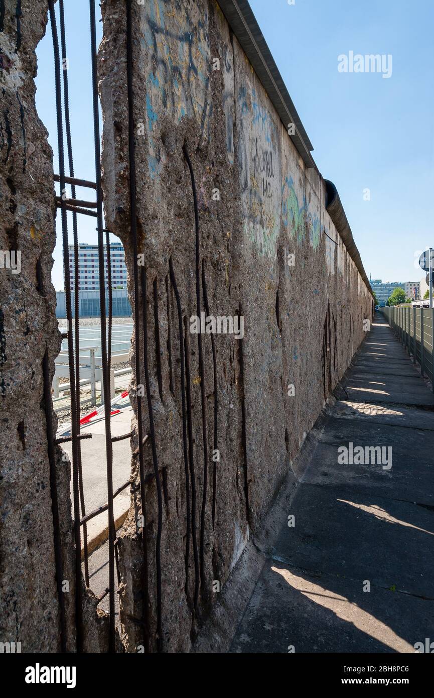 Un trou dans le mur de Berlin Banque D'Images