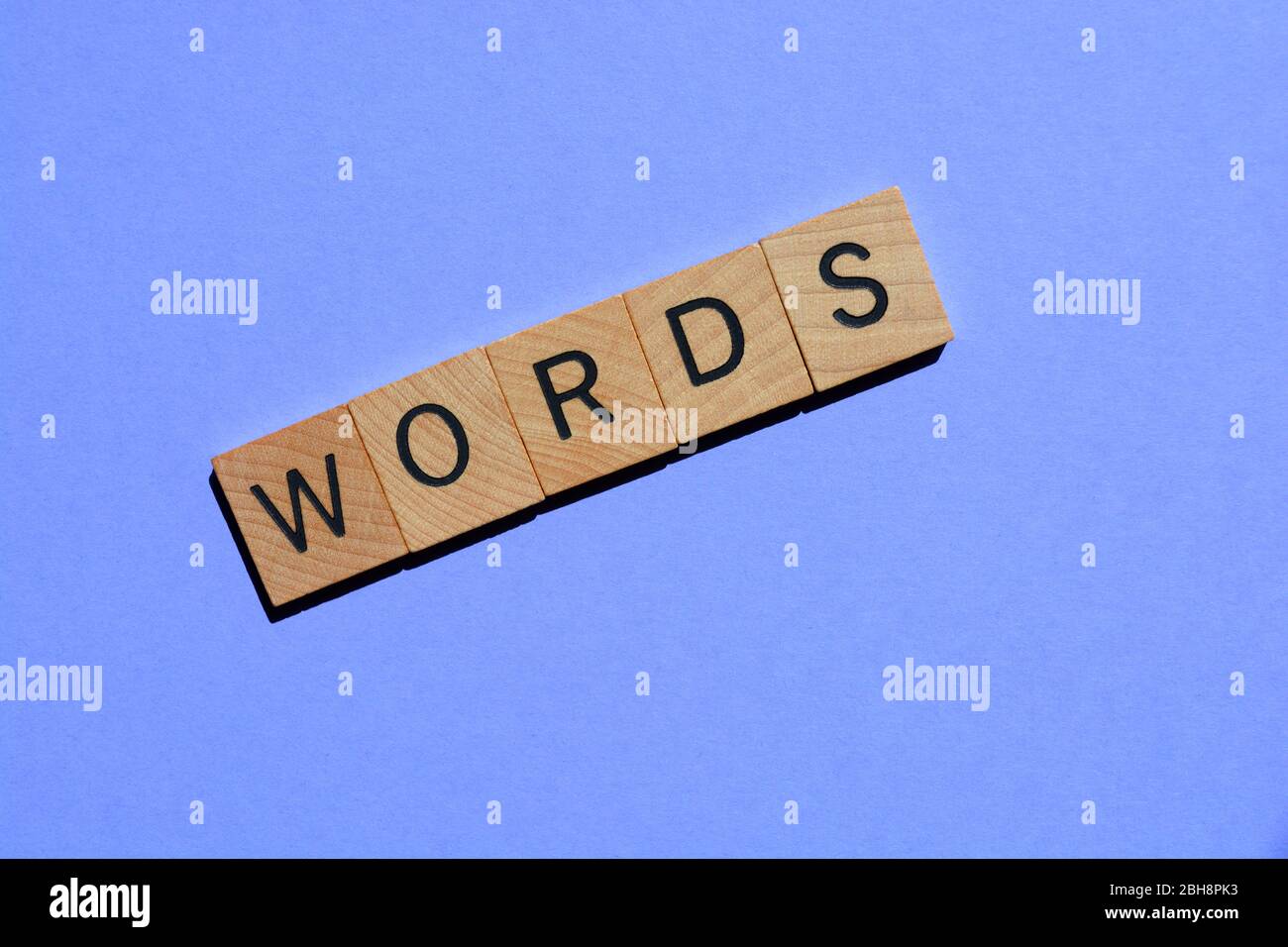 Mots, en lettres de l'alphabet en bois isolées sur le violet avec espace de copie Banque D'Images