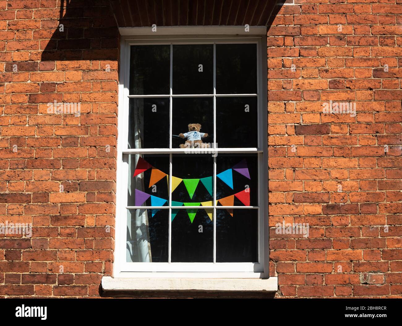 24 avril Banbury, Oxfordshire, Royaume-Uni . Les maisons de Banbury présentent des photos d'arcs-en-ciel, un symbole d'espoir en temps sombre, représentant la gratitude et les remerciements au personnel du NHS et à tous les travailleurs clés pour leur service pendant la pandémie de coronavirus. Crédit Bridget Catterall/Alay Live News Banque D'Images