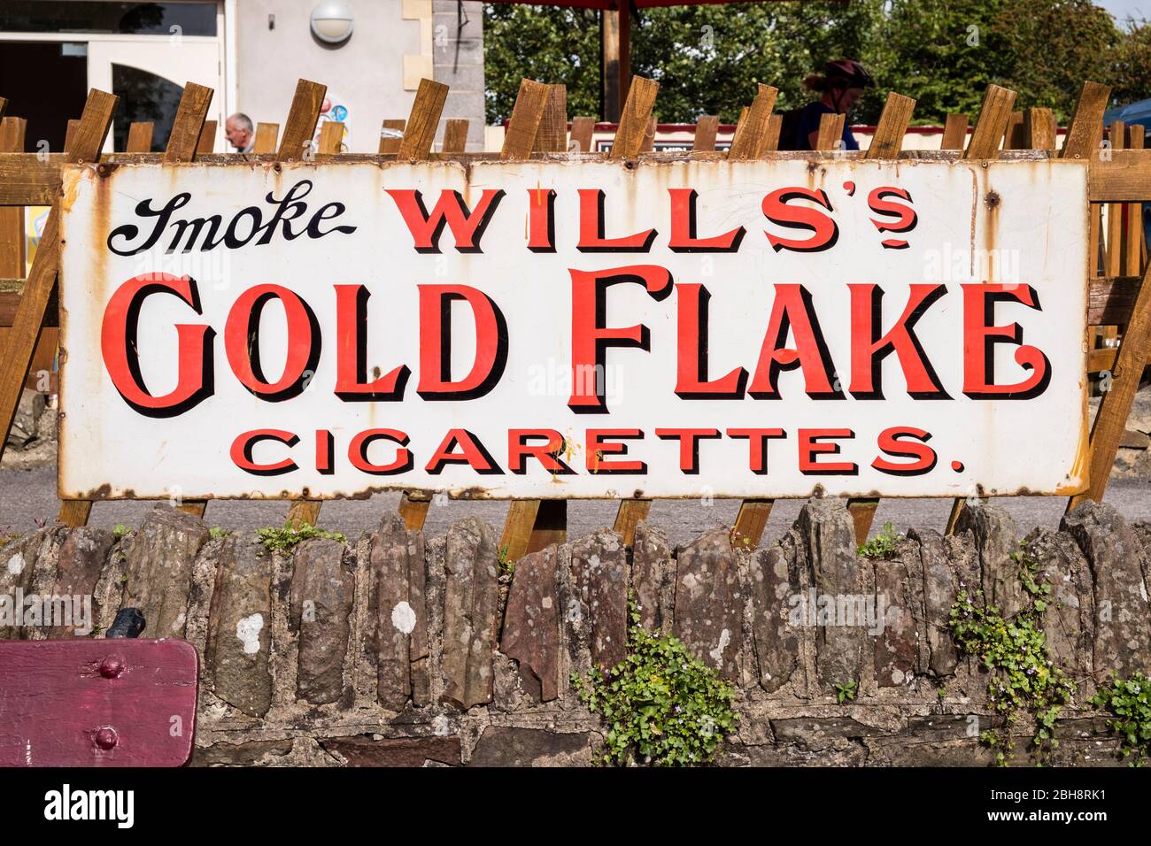 Wills Gold Flake rouillé vieux métal signe pour les cigarettes Banque D'Images