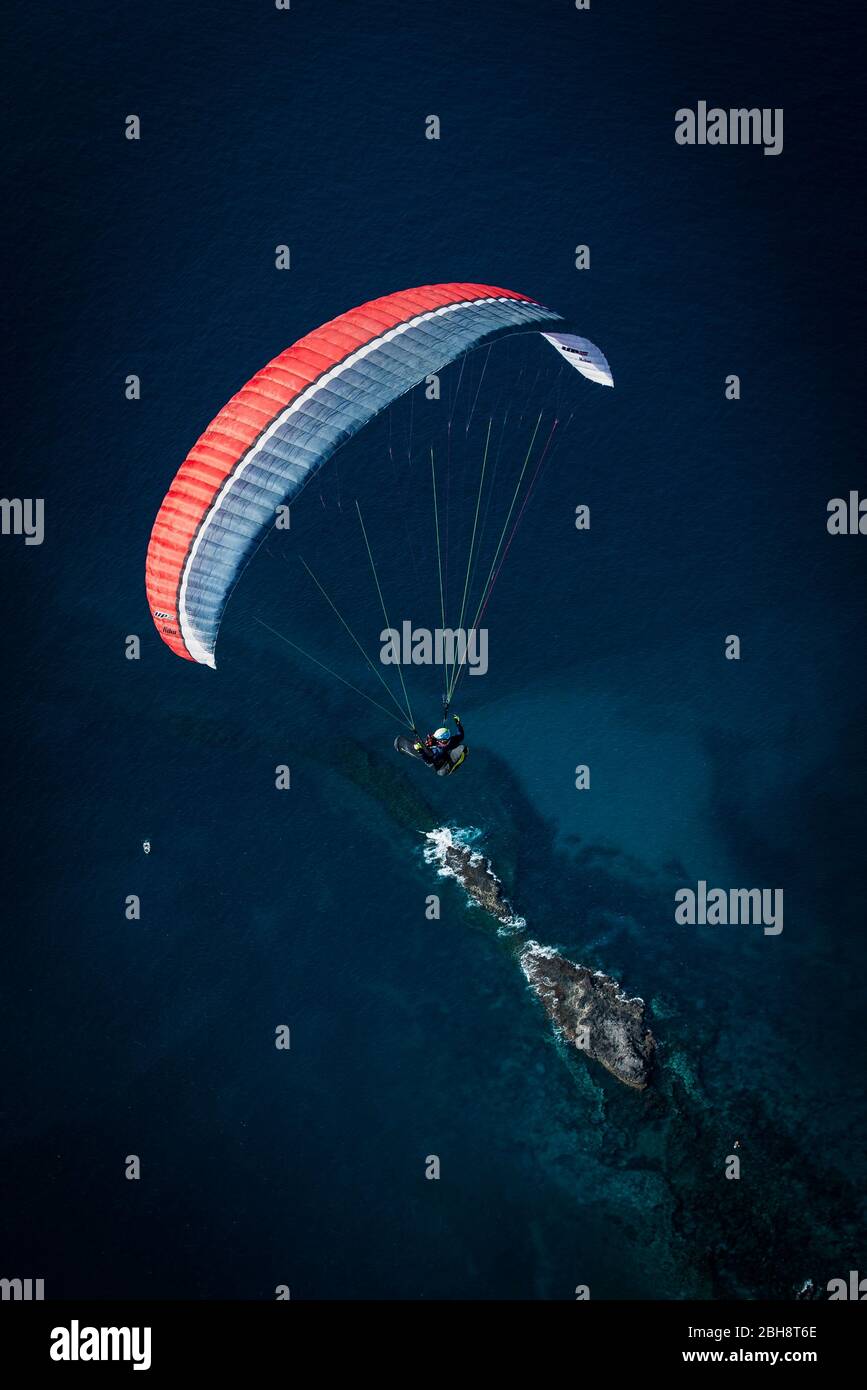 Parapente sur l'Atlantique, vue aérienne, Tenerife, îles Canaries, Espagne Banque D'Images