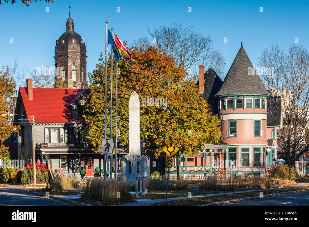 Canada, Nouveau-Brunswick, Centre du Nouveau-Brunswick, Fredericton, d'un cénotaphe et East End maisons, automne Banque D'Images Canada, Nouveau-Brunswick, Centre du Nouveau-Brunswick, Fredericton, d'un cénotaphe et East End maisons, automne Banque D'Images