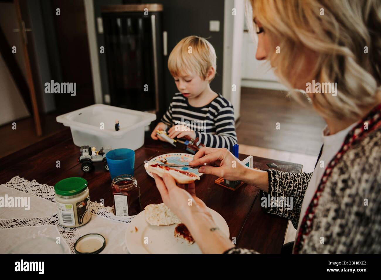 Mutinung und Sohn sitzen gemeinsam Frühstückstisch Banque D'Images