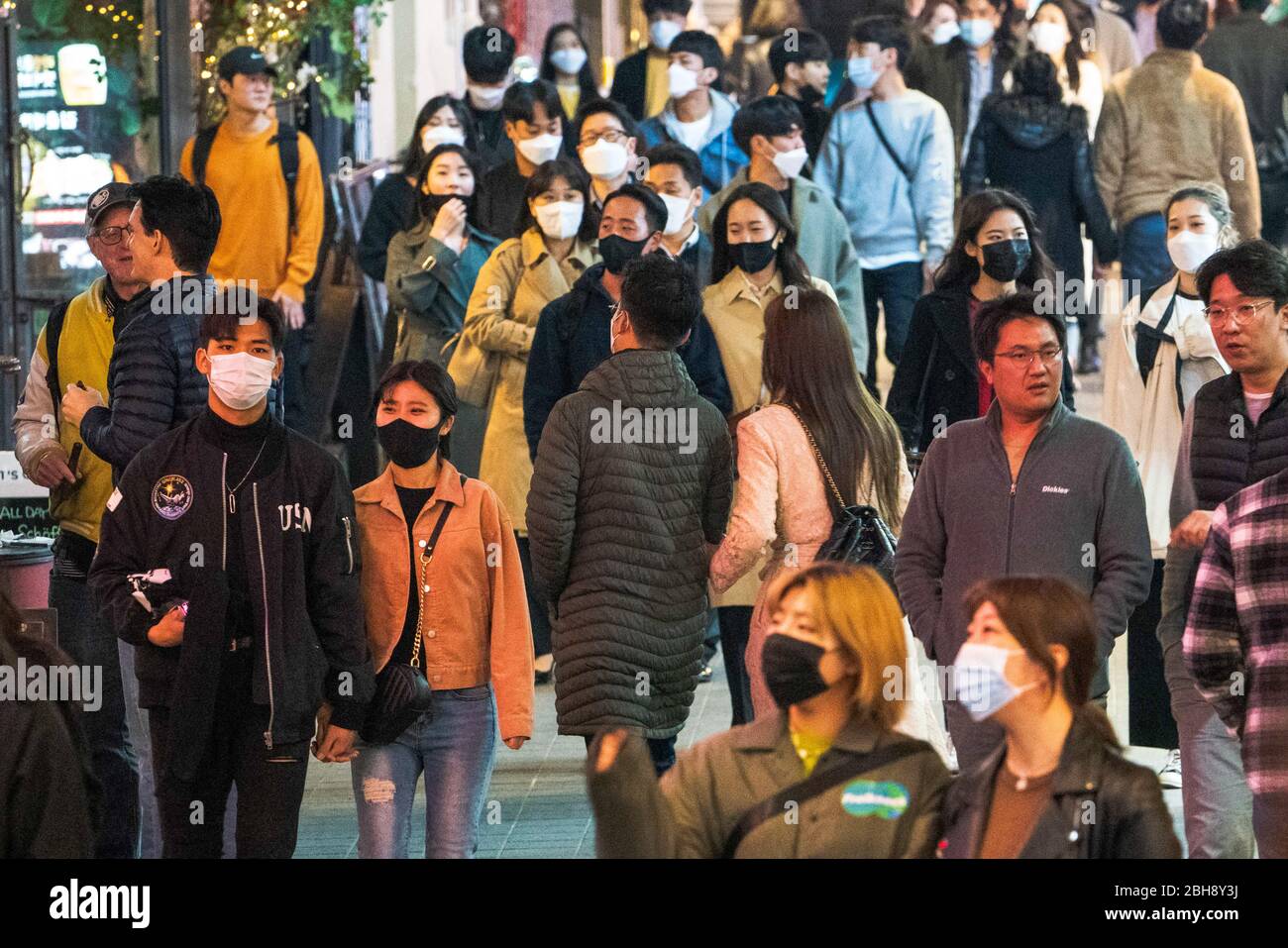 Les personnes portant des masques de visage comme mesure préventive contre la propagation du coronavirus marchent sur la rue. La Corée du Sud confirme aujourd'hui plus de 6 nouveaux cas de covid 19, 2 sont des arrivées à l'étranger et 4 sont originaires du pays et sans mort. Il s'agit du nombre le plus faible de cas de coronavirus signalés depuis février, lorsque l'éclosion a augmenté. Banque D'Images