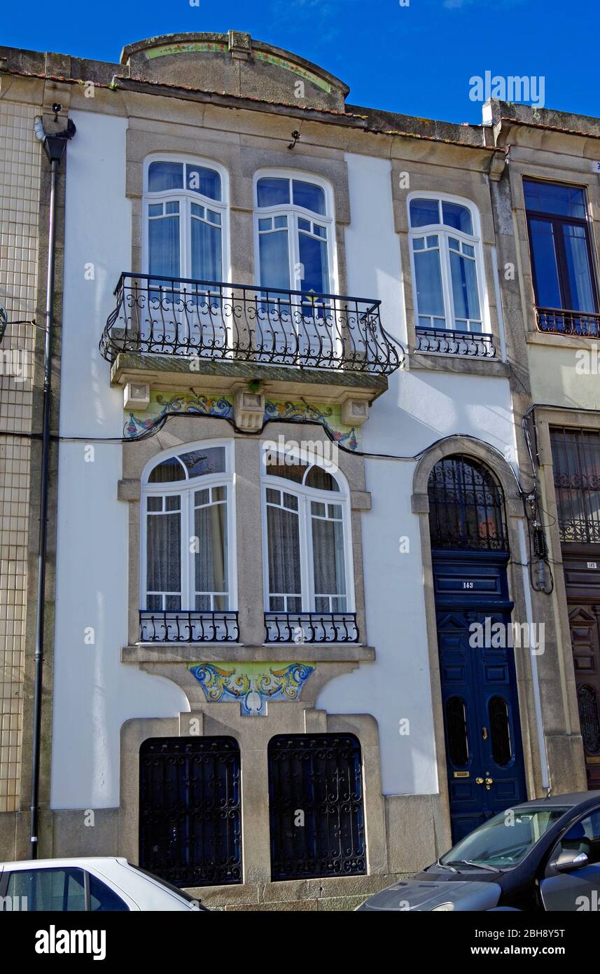 Maisons Art Nouveau fin XIXe/début XXe siècle pour les classes moyennes bourgeonnantes à Porto, Portugal, balcons et fenêtres et boiseries. Banque D'Images