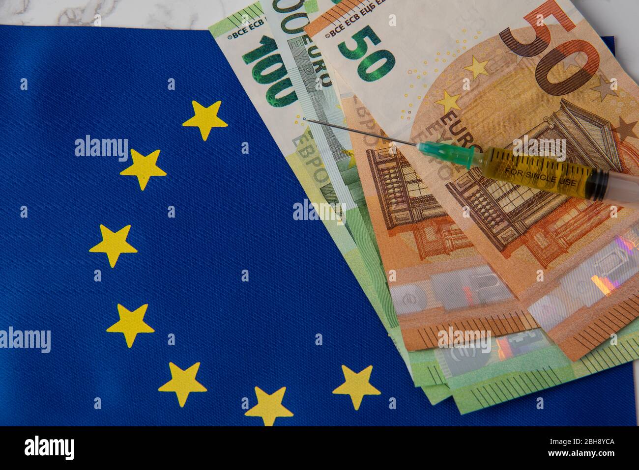 billets de seringue et en euros sur le drapeau de l'union européenne Banque D'Images