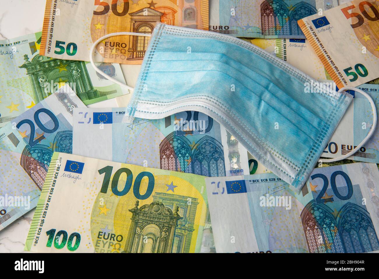 masque médical sur les billets en euros contexte économique corona Banque D'Images