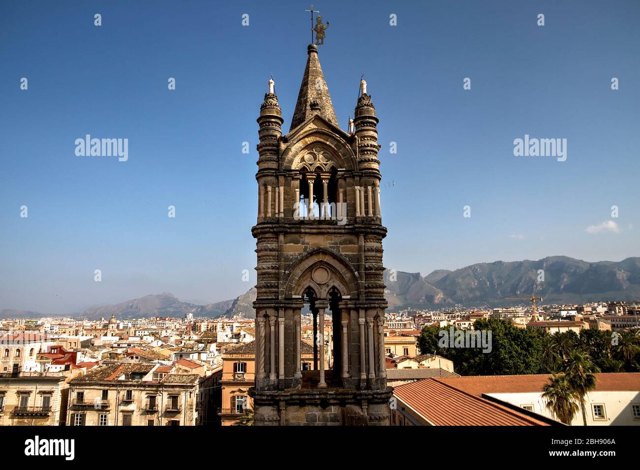 Palerme, vieille ville, cathédrale, toit, tour ouest, vue sur Palerme et les montagnes environnantes Banque D'Images