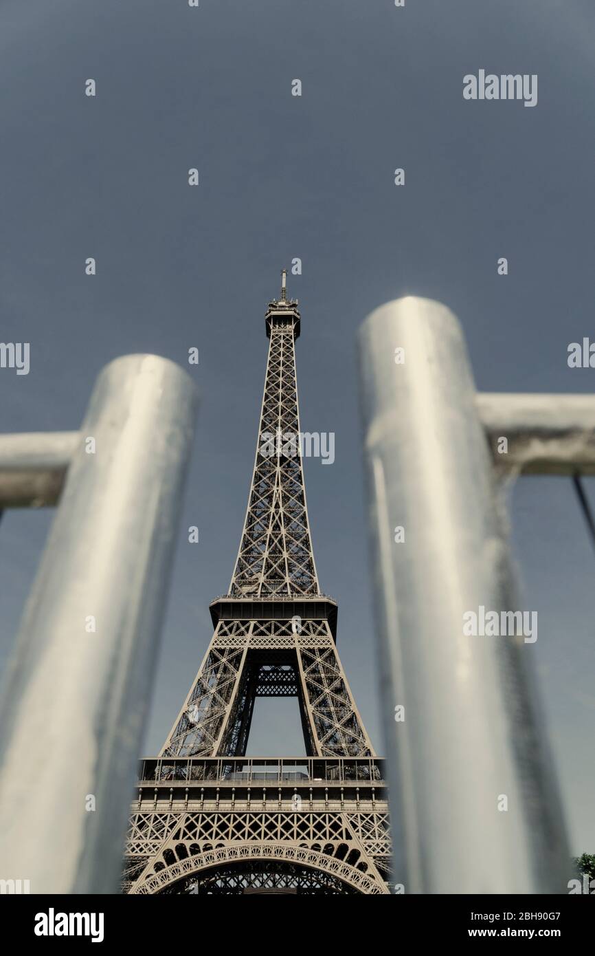 Jardin du champs de Mars avec vue sur la clôture de la Tour Eiffel Banque D'Images