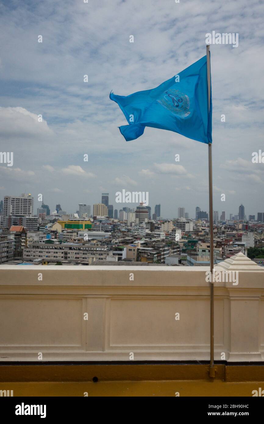 Lookout sur Bangkok à Wat Saket, temple bouddhiste ancien sur une colline artificielle abrupte avec drapeau thaïlandais Banque D'Images