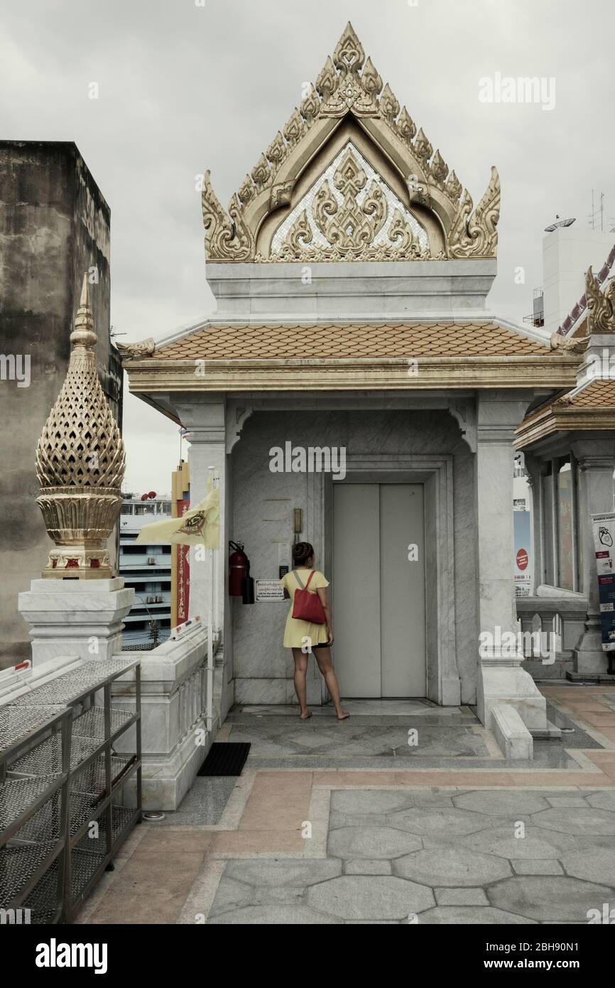 Temple de Wat Traimit avec jeune visiteur Banque D'Images