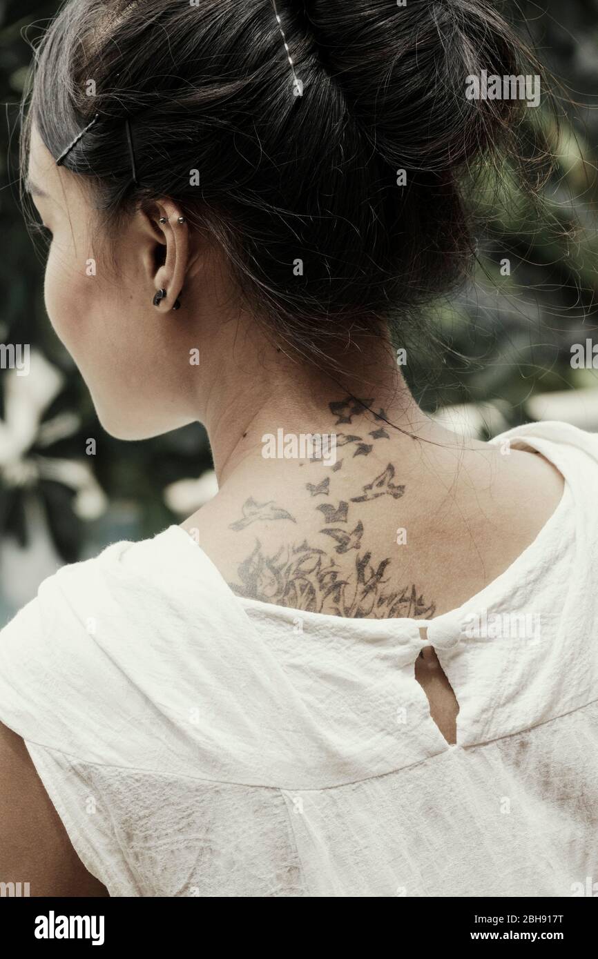 Jeune fille thaïlandaise avec tatouage sur son cou Banque D'Images