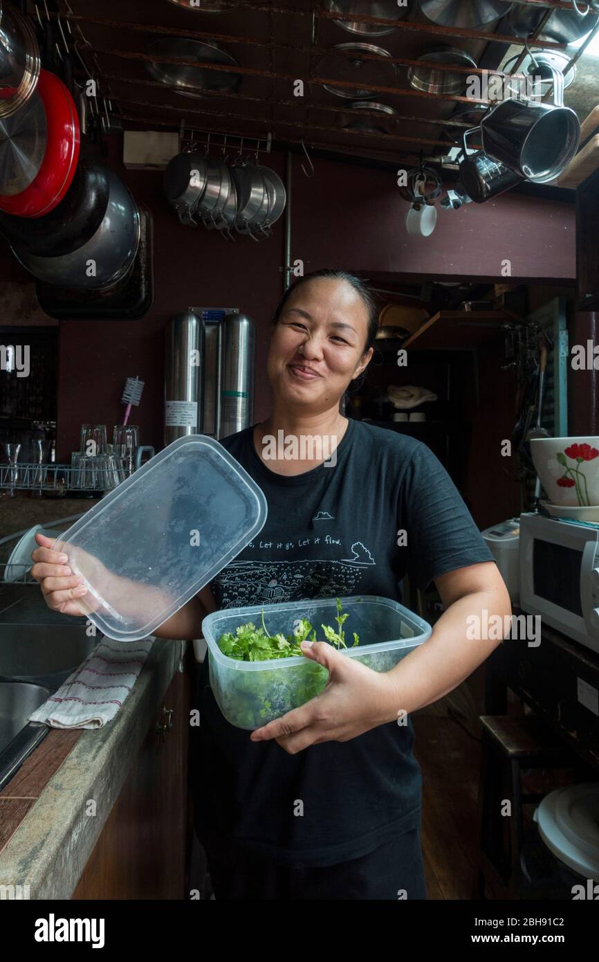 Cuisine de l'hôtel Loy la long avec cuisine thaïlandaise femme Banque D'Images