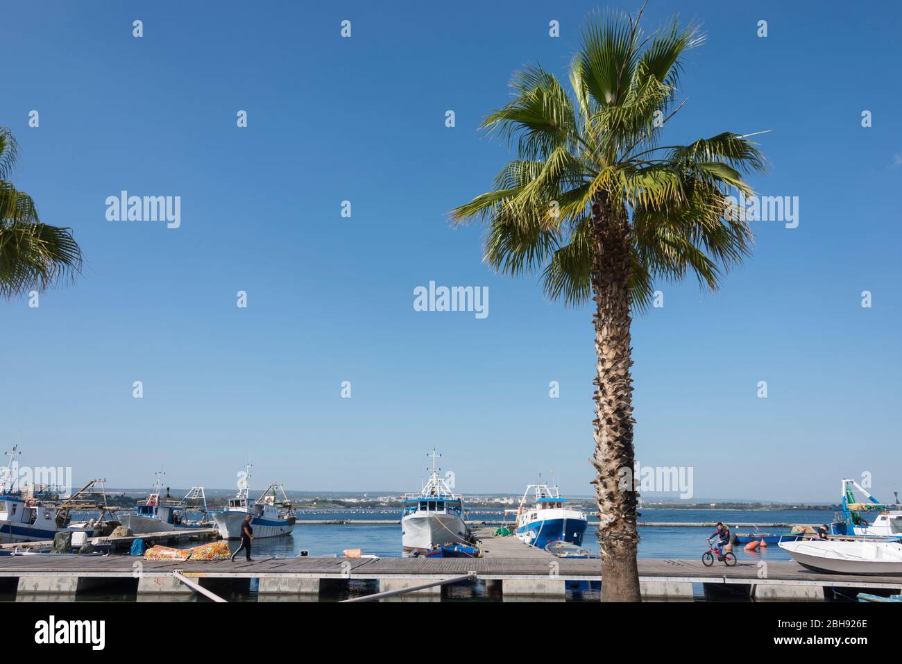 Italie, Mezzogiorno, Pouilles, péninsule de Salento, Taranto / Taranto, ville des deux mers, vieille ville, bateaux de pêche dans le port, via Garibaldi Banque D'Images