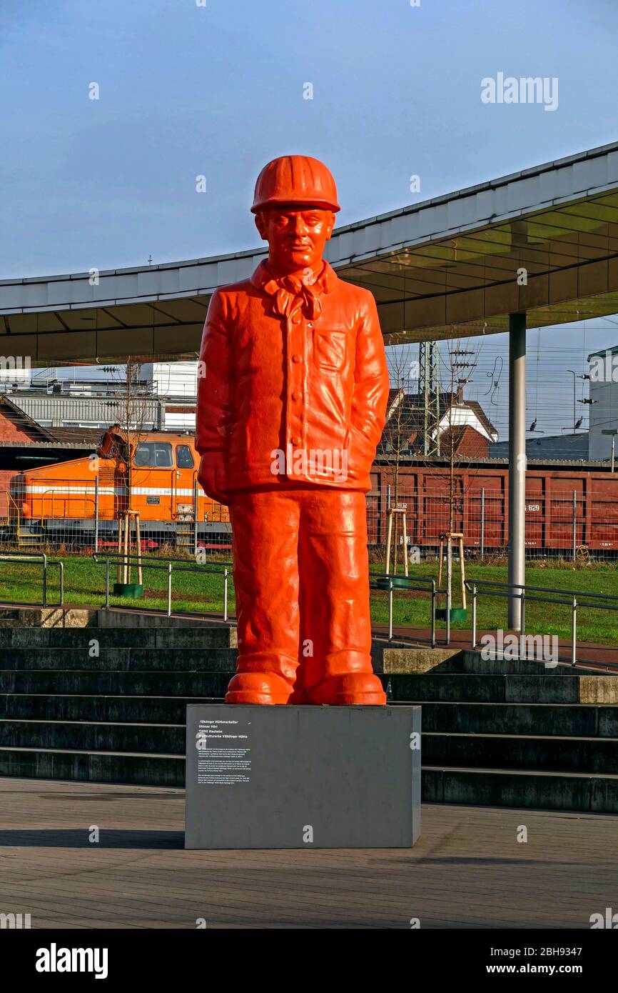 Ouvrier du sculpture devant le site du patrimoine mondial de l'UNESCO Völklinger Hütte, Völklingen, Sarre, Allemagne Banque D'Images