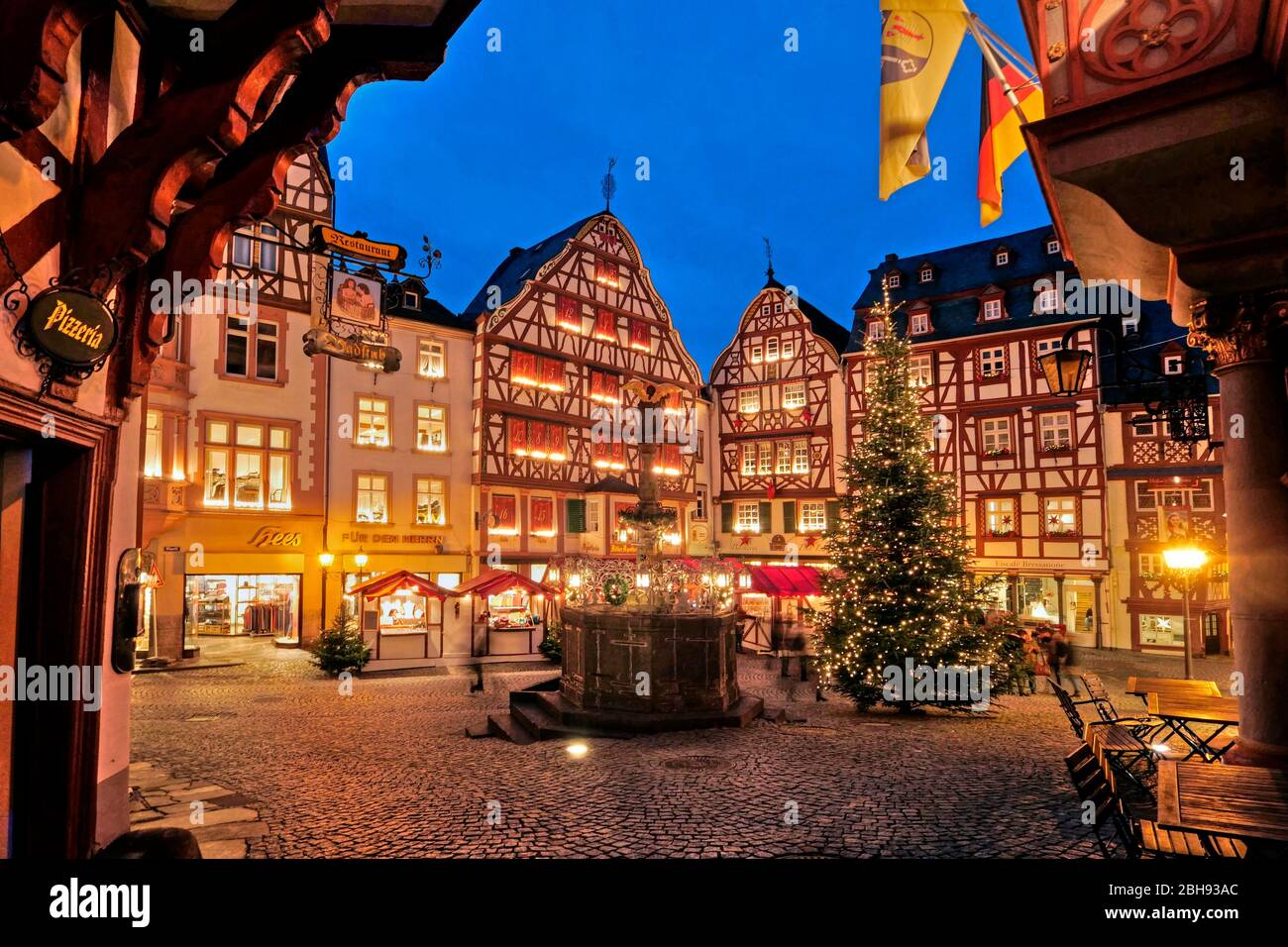 Place du marché de Noël à Bernkastel-Kues, vallée de la Moselle,  Rhénanie-Palatinat, Allemagne Photo Stock - Alamy