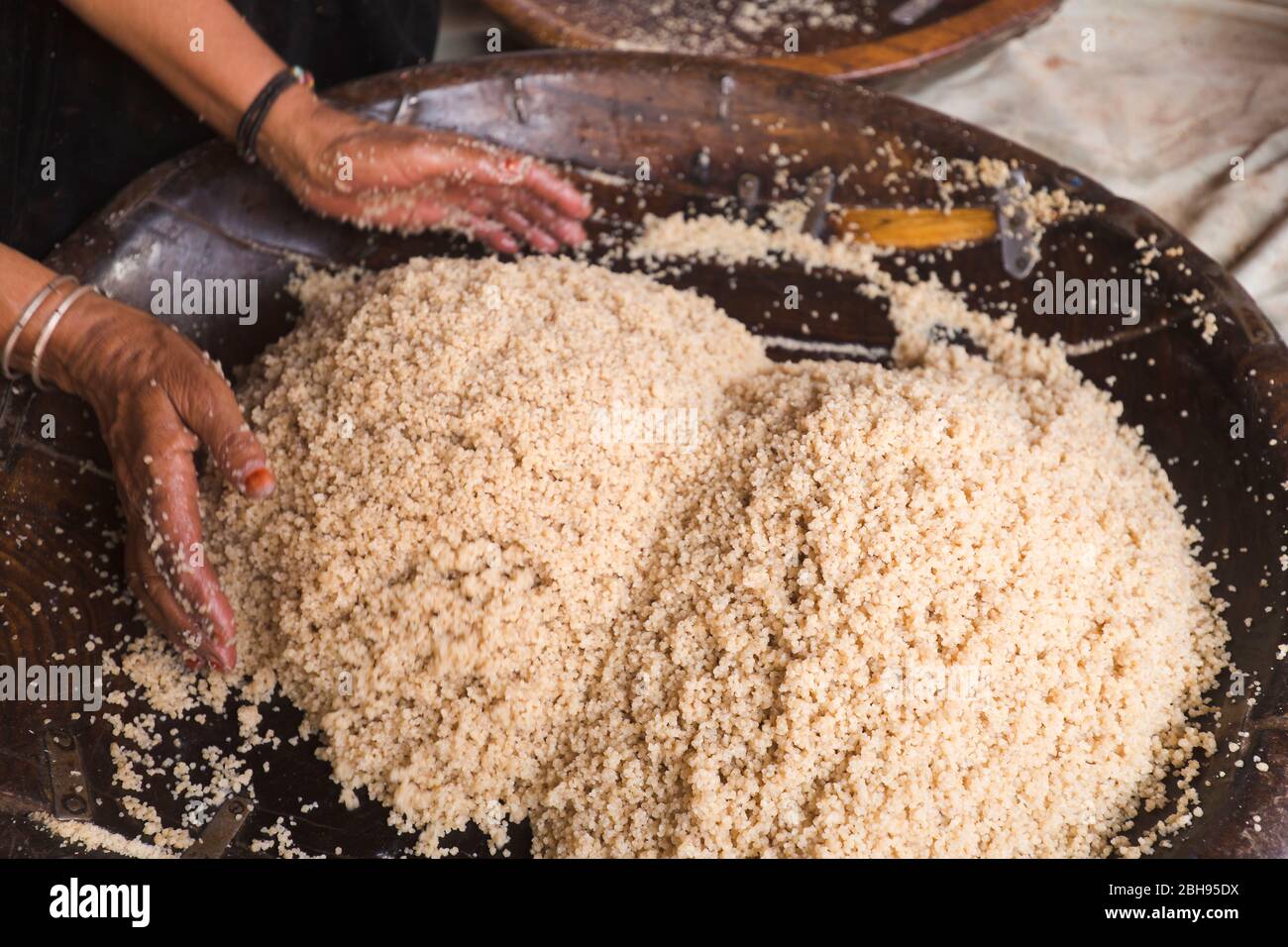 Préparer Couscous à m'Hamid El Ghizlane. Banque D'Images