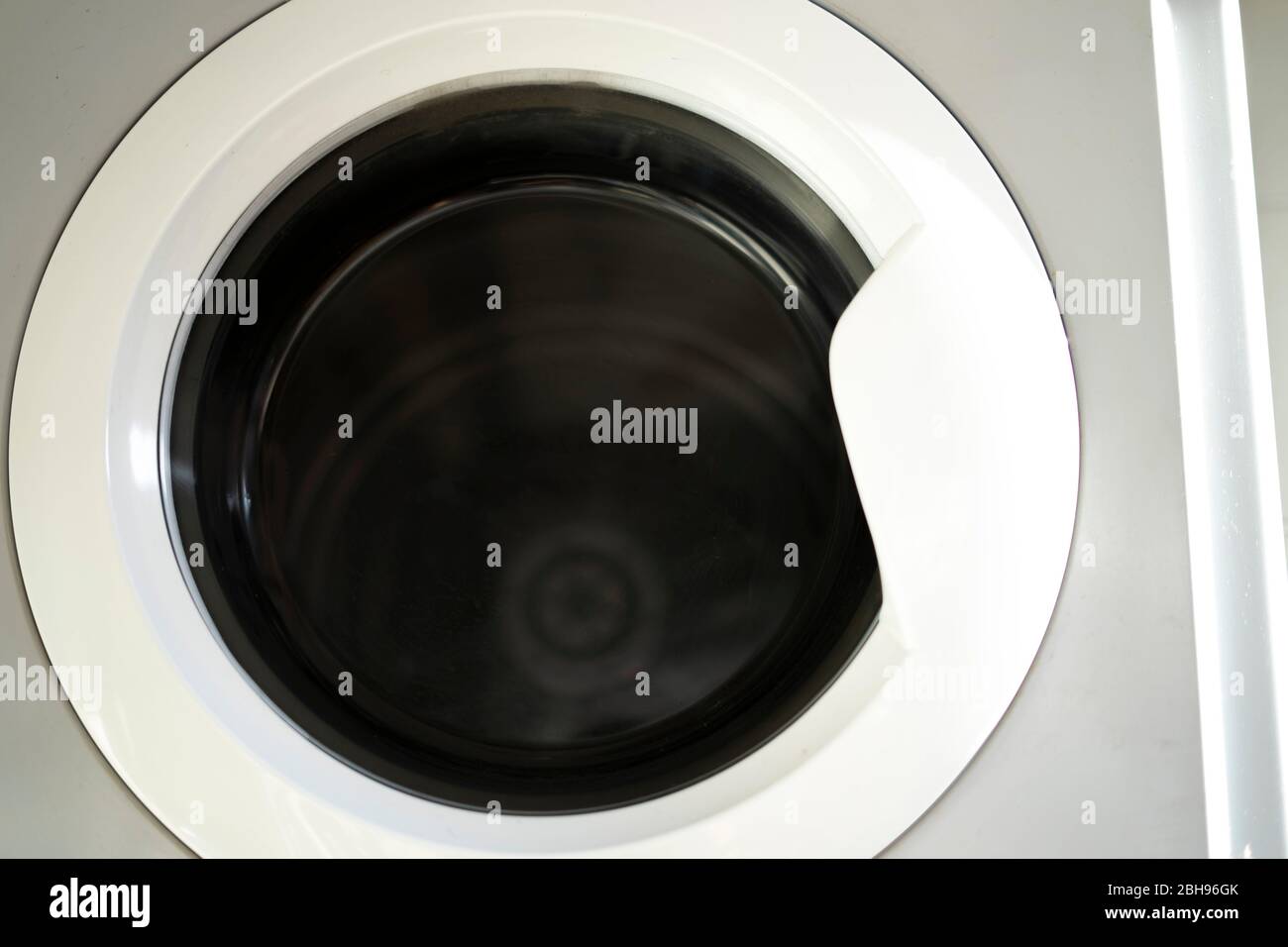Porte d'un lave-linge blanc. Banque D'Images