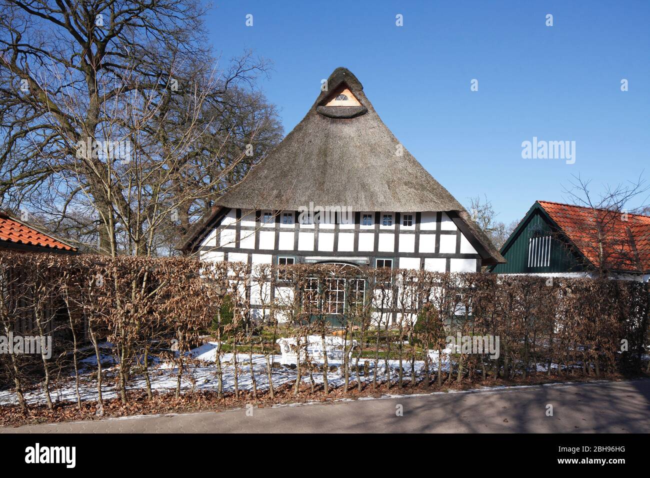 Maison à colombages, ancienne ferme en hiver, Oberneuland, Bremen, Deutschland, Europa Banque D'Images