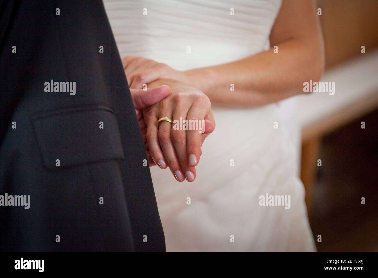 La mariée et la mariée tiennent les mains pendant la cérémonie de mariage, près Banque D'Images