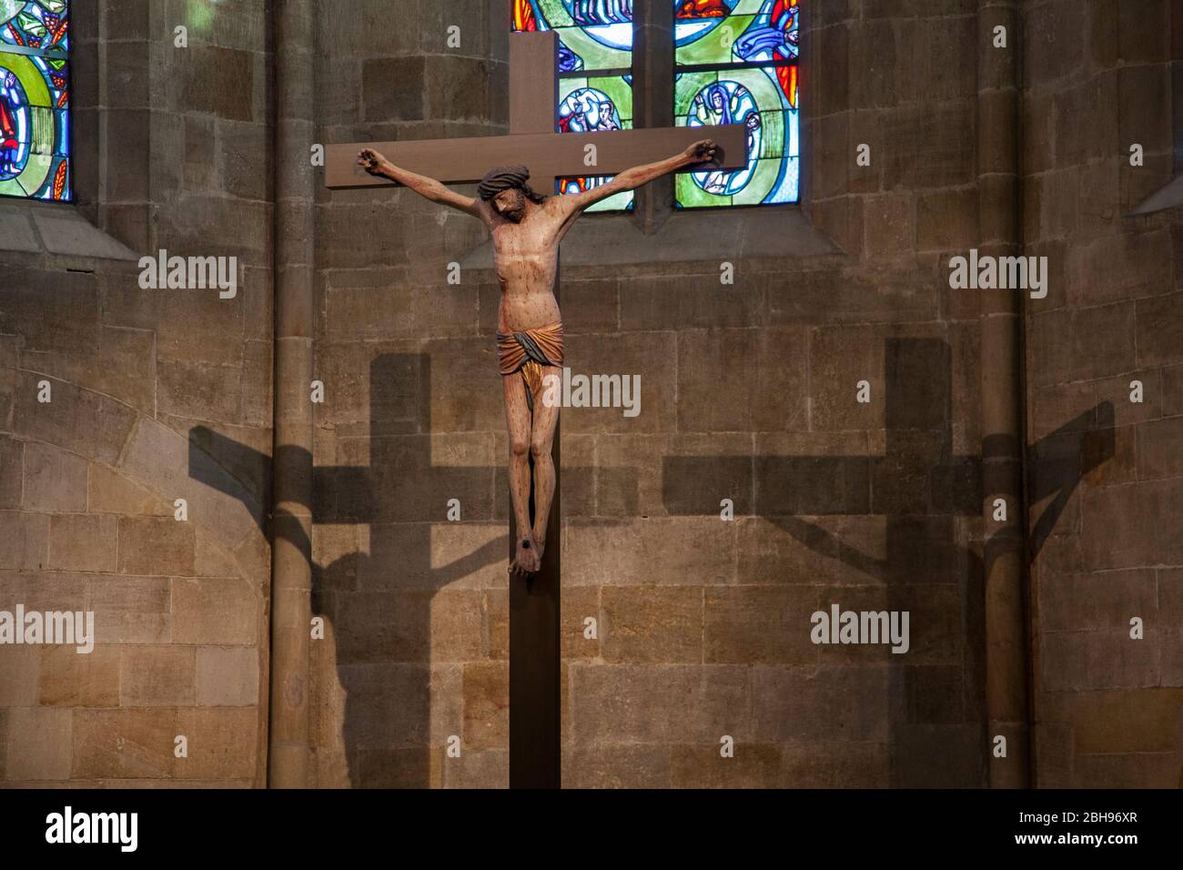 Crucifix avec deux ombres sur le mur de l'église, intérieur de l'église Banque D'Images