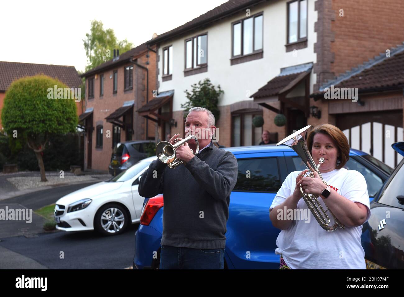 Jason Pickin, joueur de cornet du Jackfield Brass Band, rend hommage au personnel du NHS tandis que ses voisins applaudissent pour montrer leur soutien pendant la pandémie de Covid 19. Banque D'Images